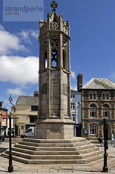 Ehrendenkmal für die Gefallenen im Ersten und Zweiten Weltkrieg  errichtet 1921  Marktplatz  Launceston  Cornwall  England  Großbritannien  Europa