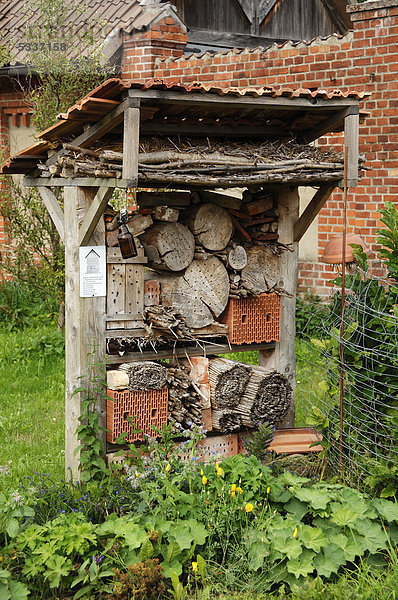 Insektenhaus in einem Bauerngarten  Lübstorf  Mecklenburg-Vorpommern  Deutschland  Europa