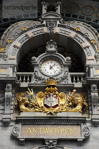 Uhr im Hauptbahnhof Centraal Station  Antwerpen oder Anvers  Flandern  Belgien  Benelux  Europa