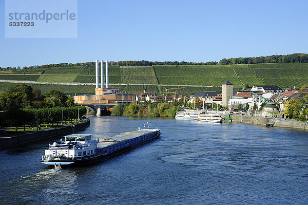 Schifffahrt auf dem Fluss Main  dahinter die Weinlage Würzburger Stein  Würzburg  Unterfranken  Bayern  Deutschland  Europa