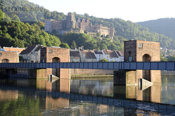 Wehrsteg über den Fluss Neckar  dahinter das Heidelberger Schloss  Heidelberg  Neckartal  Baden-Württemberg  Deutschland  Europa