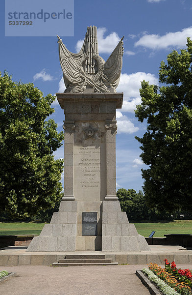 Denkmal anlässlich des Zusammenschlusses der alliierten sowjetischen und amerikanischen Truppen 1945  Torgau  Sachsen  Deutschland  Europa