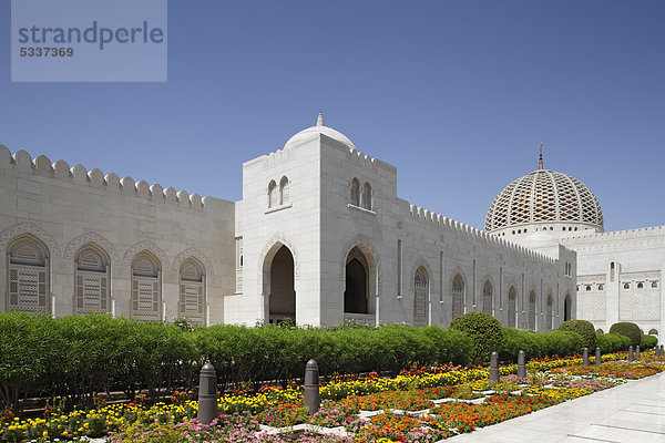 Große Sultan-Qabus-Moschee  Blumenrabatte  Vorplatz  Hauptstadt Maskat  Muscat  Sultanat von Oman  Golfstaat  Arabische Halbinsel  Naher Osten  Asien