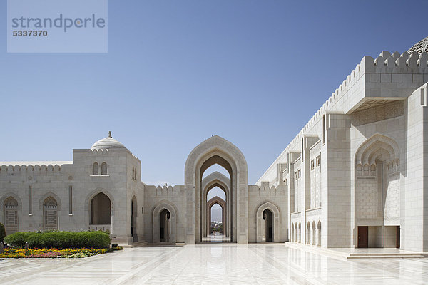 Platz mit Spitzbogen  Tor  Große Sultan-Qabus-Moschee  Hauptstadt Maskat  Muscat  Sultanat von Oman  Golfstaat  Arabische Halbinsel  Naher Osten  Asien