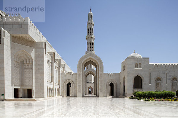 Platz mit Spitzbogen  Tor  Minarett  Große Sultan-Qabus-Moschee  Hauptstadt Maskat  Muscat  Sultanat von Oman  Golfstaat  Arabische Halbinsel  Naher Osten  Asien