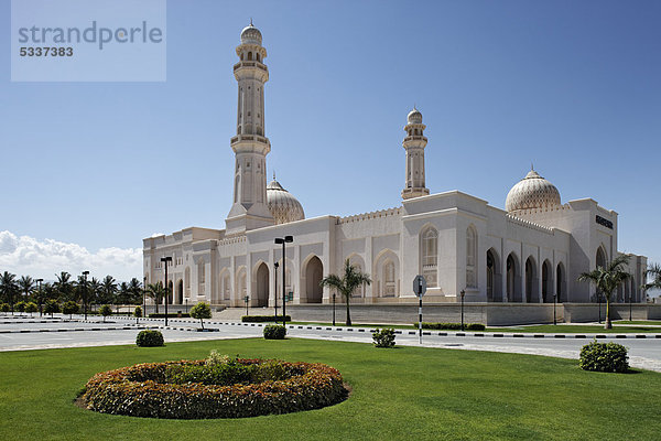 Sultan-Qabus-Moschee  davor Blumenbeet  Salalah  Dhofar  Sultanat von Oman  Golfstaat  Arabische Halbinsel  Naher Osten  Asien