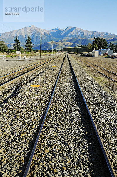 Schienen der Eisenbahn-Strecke TranzAlpine  Trans Alpine  von Kiwi Rail  verkehrt durch die Neuseeländischen Alpen zwischen Christchurch und Greymouth  Südinsel  Neuseeland