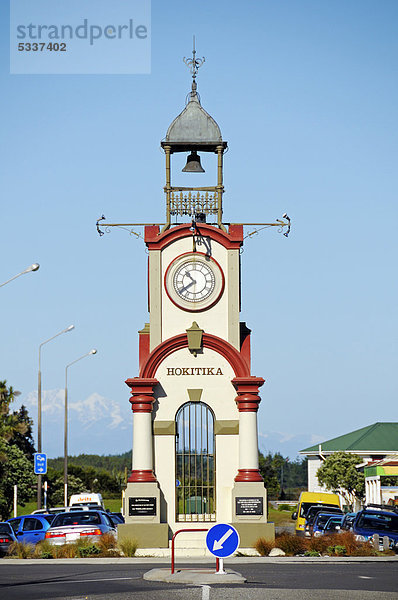 Uhrturm in der Hauptstraße der Stadt Hokitika  Westküste der Südinsel von Neuseeland