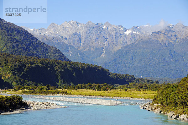 Fluss Whataroa  hinten die Neuseeländischen Alpen  Westküste der Südinsel von Neuseeland