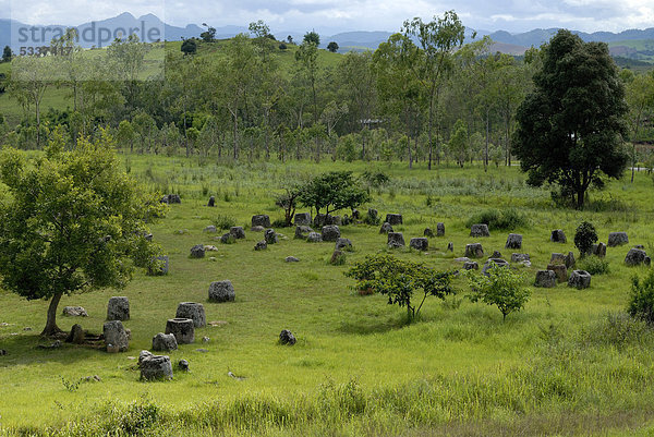 Archäologie  uralte große Steinkrüge in der Landschaft  Plain of Jars  Ebene der Tonkrüge  Jar Site 1  Thong Hai Hin  bei Phonsavan  Provinz Xieng Khouang  Laos  Südostasien  Asien