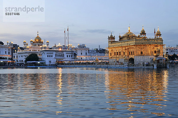 Sikh-Heiligtum Goldener Tempel im Amrit Sagar  Nektarsee  Amritsar  Punjab  Nordindien  Indien  Asien