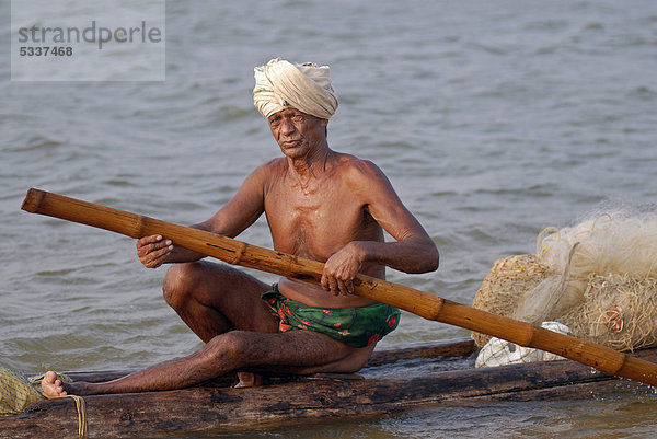 Fischer auf Einbaum  Poovar  Malabarküste  Kerala  Südindien  Indien  Asien
