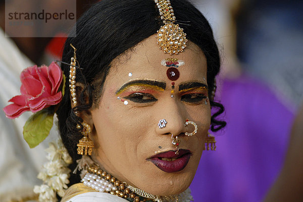 Indischer Mann als Frau verkleidet  Varkala  Kerala  Südindien  Indien  Asien