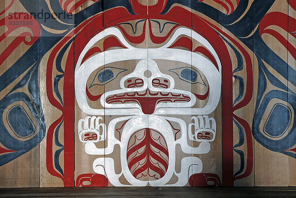 Wandgemälde mit weißem Grizzly  Gemeinschaftszentrum  First Nation Dorf vom Gitga'ata-Stamm  Tsimshian  Hartley Bay  British Columbia  Kanada  Nordamerika
