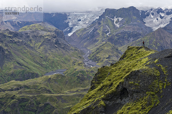 Wanderer auf dem Bergrücken _Ûrsmörk oder Thorsmörk  mit Blick auf Gletscherzungen des M_rdalsjökull  isländisches Hochland  Südisland  Island  Europa