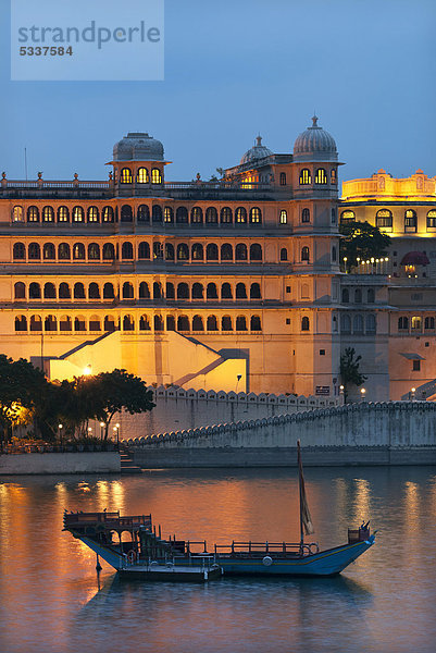 Stadtpalast mit Palasthotel Fateh Prakash am Pichola-See  Udaipur  Rajasthan  Nordindien  Indien  Asien