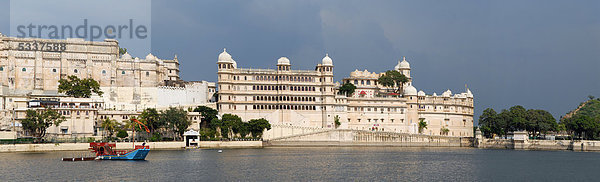 Stadtpalast am Pichola-See  Udaipur  Rajasthan  Nordindien  Indien  Asien