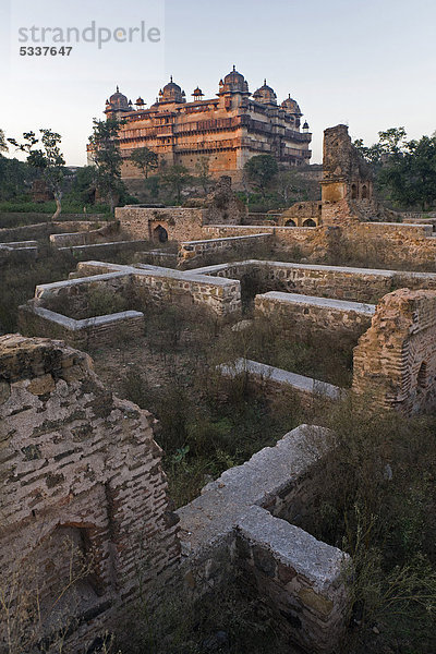 Ruinen und Jehangir Mahal Palast  Orchha  Madhya Pradesh  Nordindien  Indien  Asien