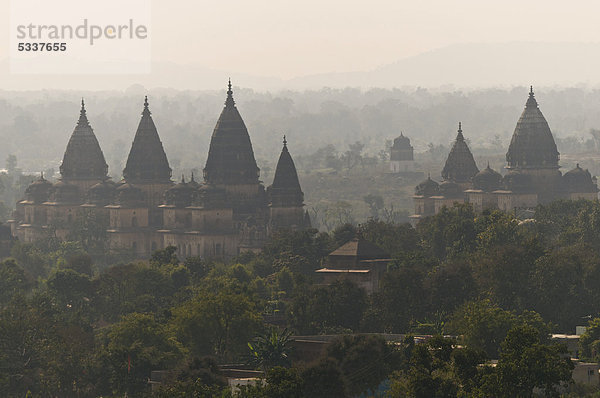 Tempeltürme  Orchha  Madhya Pradesh  Nordindien  Indien  Asien