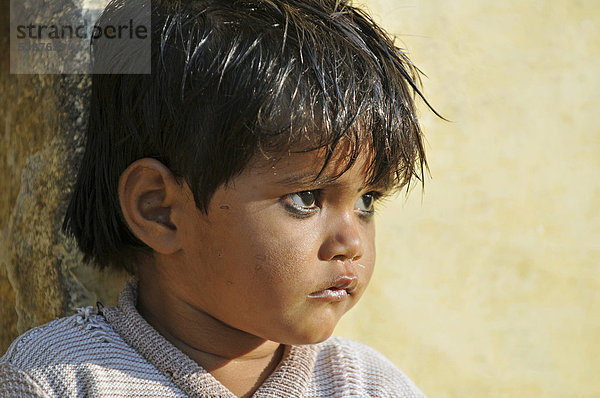 Kleiner Junge  Porträt  Orchha  Madhya Pradesh  Nordindien  Indien  Asien