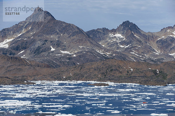 Fjord mit rotem Boot zwischen Eisschollen  Tasiilaq oder Ammassalik  Ostgrönland  Grönland