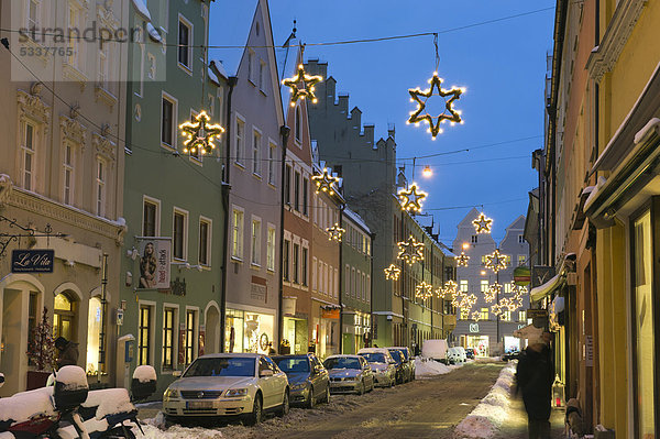 Europa Winter Straße Weihnachten Dekoration Bayern Deutschland Landshut Niederbayern