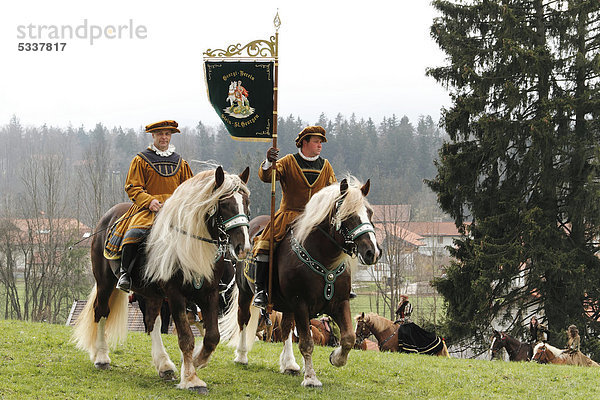 Pferde und Reiter beim Georgiritt  Pferdewallfahrt zu Ehren des Heiligen Georg  Traunstein  Chiemgau  Oberbayern  Deutschland  Europa