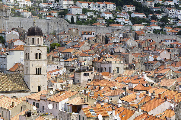 Rundgang auf der Festungsmauer der Altstadt von Dubrovnik  Kroatien  Europa