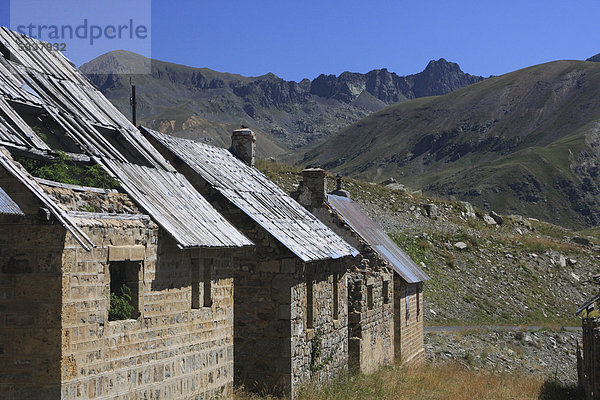 Camp des Fourches  Ruinen alter Kasernen an der Straße zum Col de la Bonette  höchste asphaltierte Straße Europas  DÈpartement Alpes Maritimes  Westalpen  Frankreich  Europa