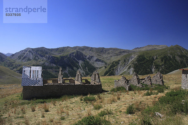 Camp des Fourches  Ruinen alter Kasernen an der Straße zum Col de la Bonette  höchste asphaltierte Straße Europas  DÈpartement Alpes-Maritimes  Westalpen  Frankreich  Europa