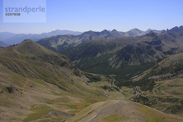 Blick vom Col de la Bonette  höchste asphaltierte Straße Europas  DÈpartement Alpes Maritimes  Westalpen  Frankreich  Europa