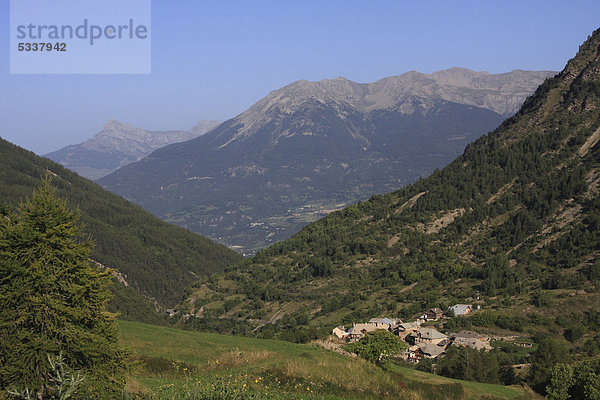 Blick von CrÈvoux ins Tal der Durance bei Embrun  DÈpartement Hautes-Alpes  Westalpen  Frankreich  Europa