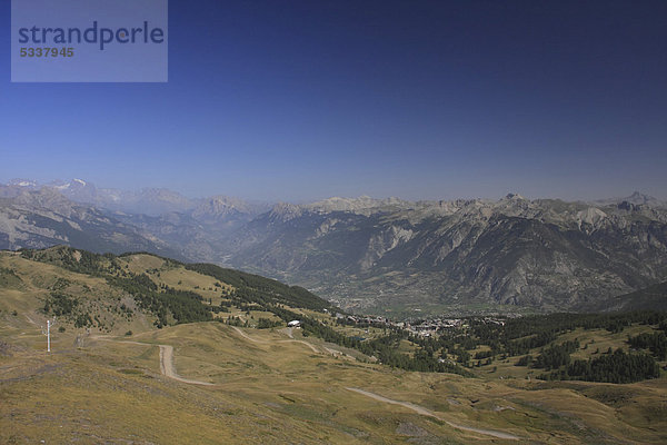 Blick von oberhalb Risoul auf das Tal der Durance und die Westalpen  DÈpartement Hautes-Alpes  Frankreich  Europa