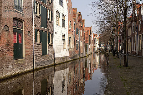 Gracht und Wohnhäuser in Alkmaar  Nordholland  Niederlande  Europa