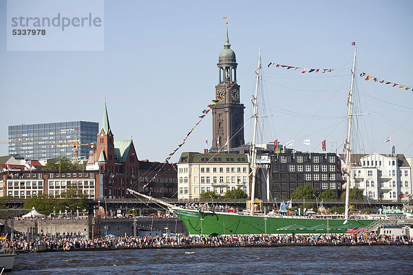 Stadtansicht Hamburg mit Michel und Segelschiff Rickmer Rickmers während des Hafengeburtstags 2011 in der Freien Hansestadt Hamburg  Deutschland  Europa