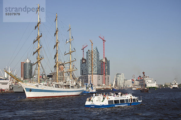 Russischer Dreimaster Mir bei der Auslaufparade der Schiffe vor der Baustelle der Elbphilharmonie beim Hafengeburtstag 2011 in der Freien Hansestadt Hamburg  Deutschland  Europa