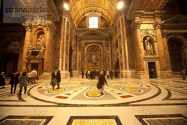 Besucher im Innenraum des Petersdoms in Rom  Latium  Italien  Europa