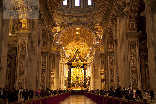 Papstaltar mit Baldachin und Innenraum im Petersdom  Vatikan  Rom  Latium  Italien  Europa