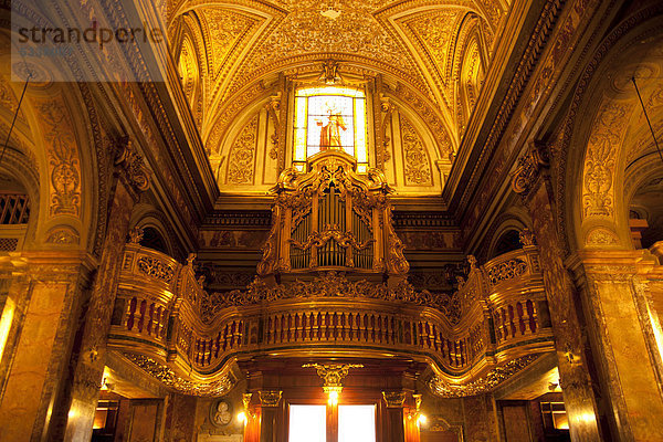 Innenraum und Kirchenorgel der Sant' Antonio dei Portoghesi Kirche in Rom  Italien  Europa