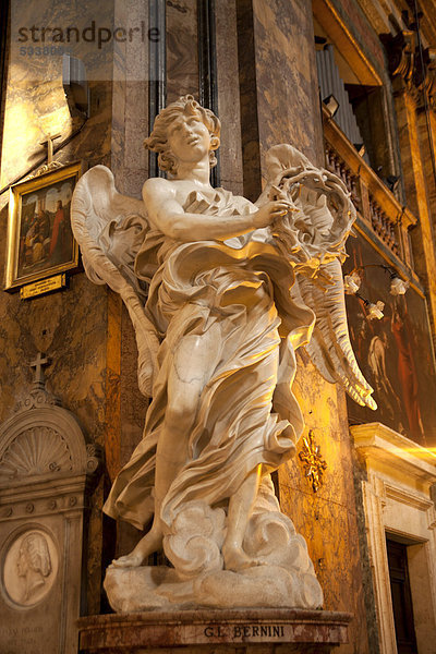 Engelsskulptur  Kirche Sant'Andrea delle Fratte mit den Marmorstatuen von Gian Lorenzo Bernini in Rom  Italien  Europa
