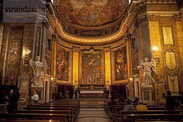 Kirche Sant'Andrea delle Fratte mit den Marmorstatuen von Gian Lorenzo Bernini in Rom  Italien  Europa
