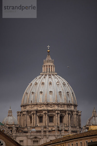 Dunkle Wolken über der Kuppel des Petersdoms  Rom  Italien  Europa