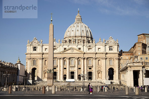Petersplatz und Petersdom  Rom  Italien  Europa
