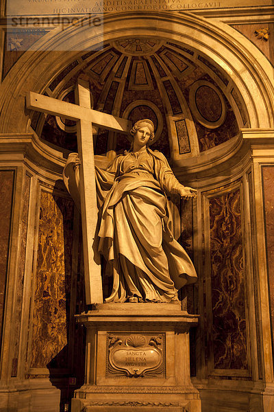 Statue mit Kreuz im Petersdom  Rom  Italien  Europa
