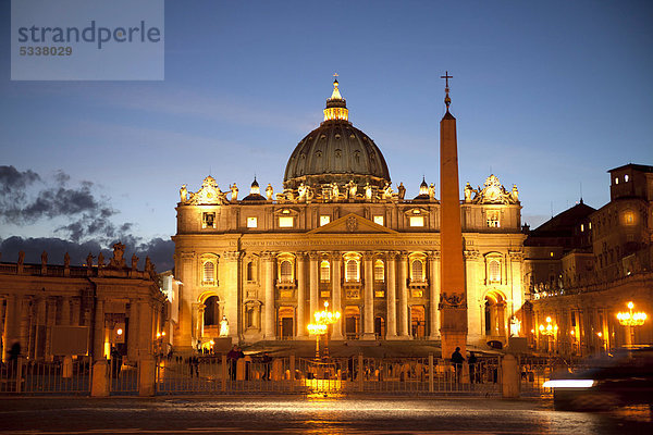Der beleuchtete Petersdom und Petersplatz zur blauen Stunde  Rom  Italien  Europa