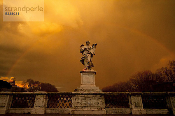 Dunkle Gewitterwolken und Regenbogen über einem Engel der Engelsbrücke in Rom  Italien  Europa