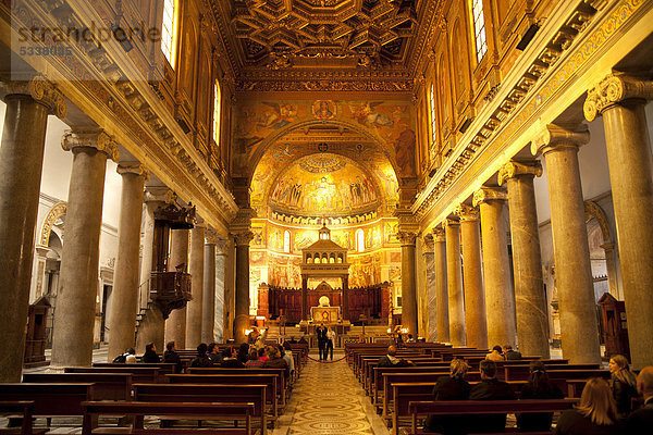 Innenraum der Kirche Santa Maria in Trastevere in Rom  Italien  Europa