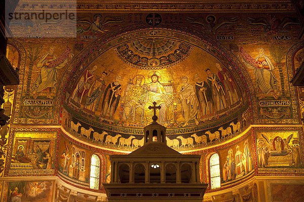 Apsis mit den Mosaiken von Cavallini im Innenraum der Kirche Santa Maria in Trastevere in Rom  Italien  Europa
