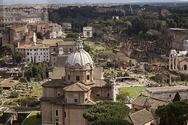 Blick vom Denkmal Monumento Vittorio Emanuele II auf das antike Forum Romanum in Rom  Italien  Europa