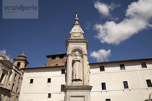 Heiligendenkmal auf dem Platz vor der Kirche San Bartolomeo allíIsola auf der Tiberinsel in Rom  Italien  Europa